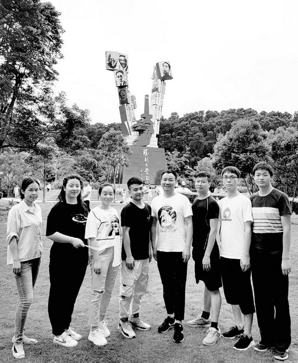 背后的五個大字是：勝利大營救！！！戰(zhàn)到未來，笑到未來。